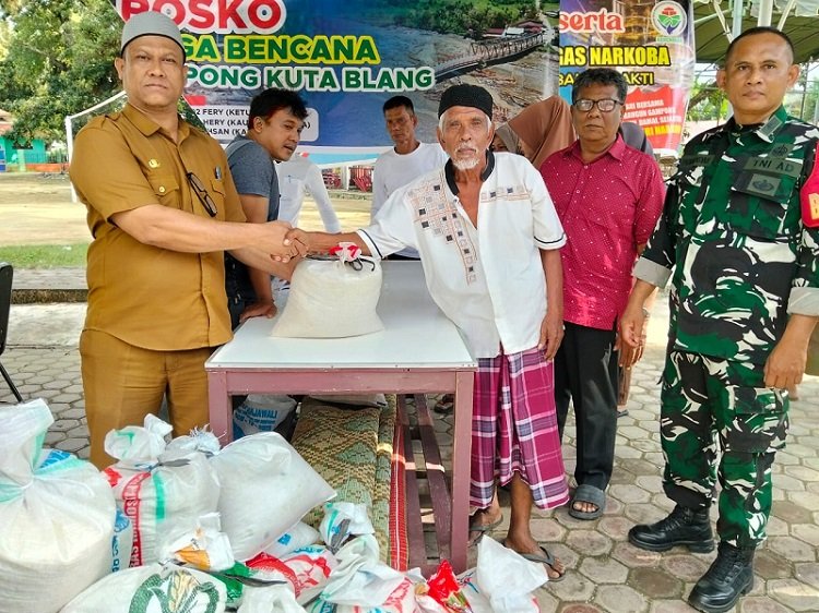739 Kepala Keluarga Dampak Banjir di Gampong Kuta Blang Terima Bantuan Beras